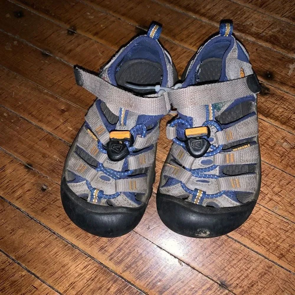 Keen gray and blue gorpcore closed toe kids 8/9 shoes